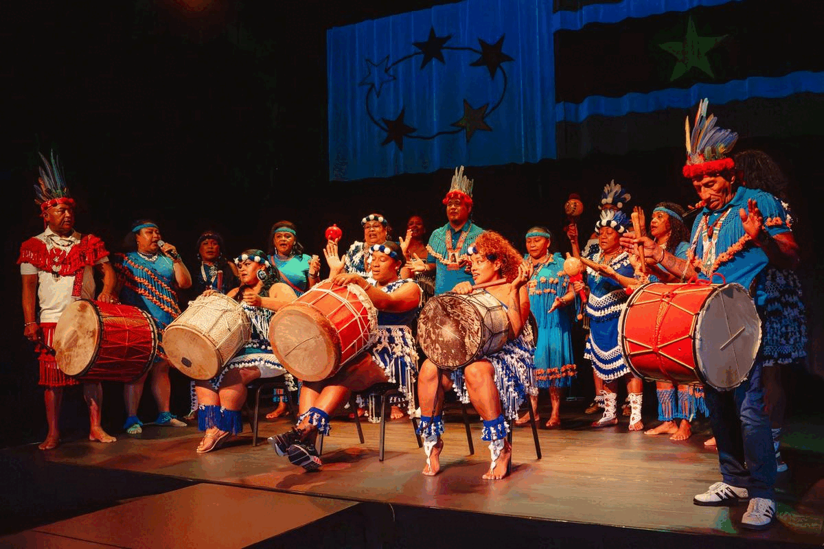 Inheemse Surinaamse muziekgroep en klederdrachtshow Rijswijk.