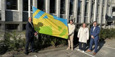 Hijsen Mensenrechtenvlag in Rijswijk